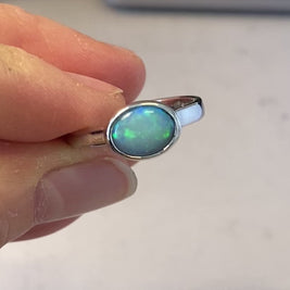 Ægte solid crystal opal fra Australien indfattet i sterling sølv.