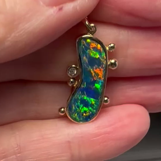 Ægte doublet opal fra Australien indfattet i 14 karat guld og med 0,03 carat diamant og guld klumper på siden.