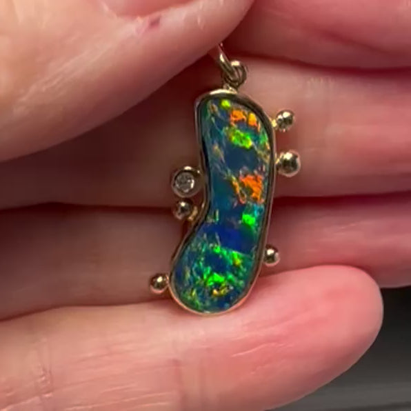 Ægte doublet opal fra Australien indfattet i 14 karat guld og med 0,03 carat diamant og guld klumper på siden.