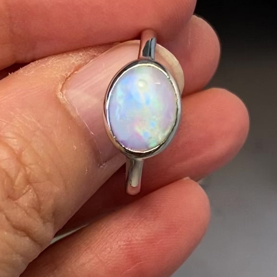 Ægte solid crystal opal fra Australien indfattet i sterling sølv.