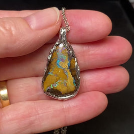 Ægte solid boulder opal fra Queensland, Australien indfattet i sterling sølv.