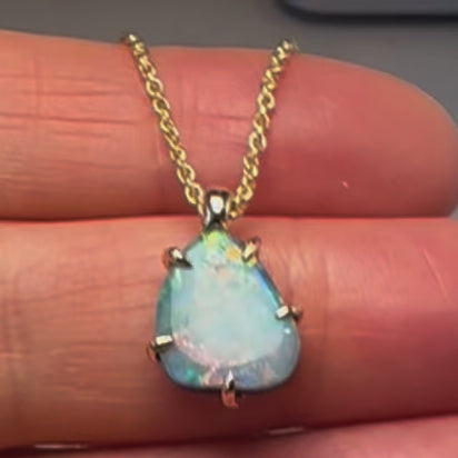 Vedhæng med ægte doublet opal indfattet i 14 karat guld.