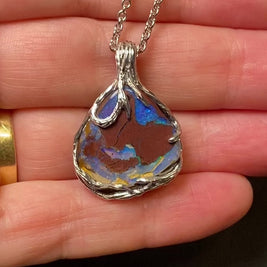 Ægte solid boulder opal fra Queensland, Australien indfattet i sterling sølv.