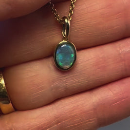 Vedhæng med en ægte solid krystal opal fra Australien indfattet i 9 karat guld.