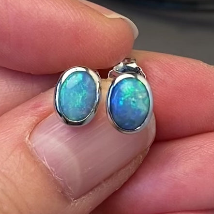 Opal ørestikkerne har ægte solide Australske krystal opaler indfattet i blankt sterling sølv.