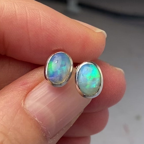 Opal ørestikkerne har ægte solide Australske krystal opaler indfattet i blankt sterling sølv.