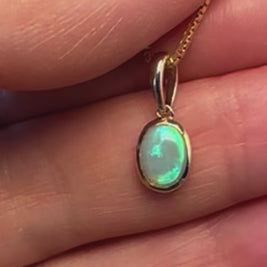 Vedhæng med en ægte solid krystal opal fra Australien indfattet i 9 karat guld.