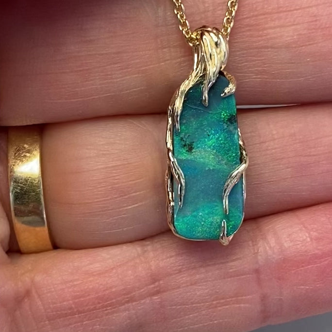 Ægte solid boulder opal fra Australien indfattet i 14 karat rustikt guld.