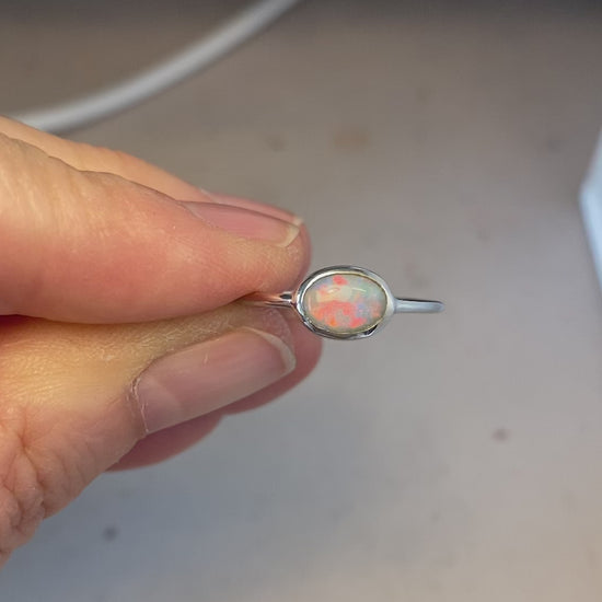 Ægte solid crystal opal fra Australien indfattet i sterling sølv.