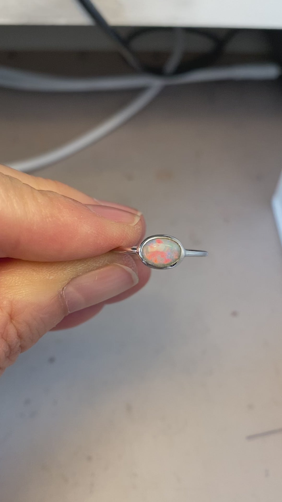 Ægte solid crystal opal fra Australien indfattet i sterling sølv.