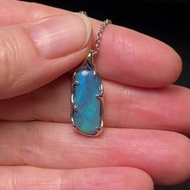 Vedhæng med en ægte solid opal fra vores mine i Lightning Ridge, Australien indfattet i sterling sølv.