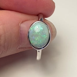 Sølv ring med lys grøn crystal opal