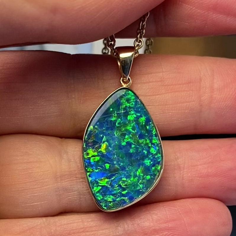 Opal vedhæng med en ægte doublet opal fra Australien indfattet i 14 karat guld.