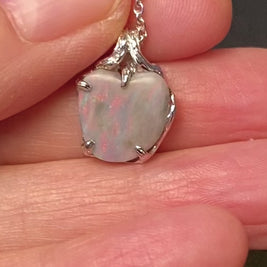 Vedhæng med en ægte solid opal fra vores mine i Lightning Ridge, Australien indfattet i sterling sølv.