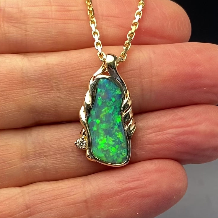 Opal vedhænget har en ægte solid Australsk krystal opal som er indfattet i 14 karat guld. Opalen er 2,1 ct. Med brilliant diamant 0,03 ct. W/SI.