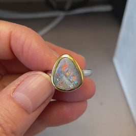 Ring med ægte solid boulder opal fra Australien indfattet i 14 karat guld og skaftet er lavet af sterling sølv.