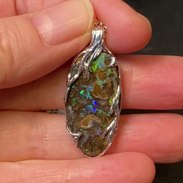 Ægte solid boulder opal fra Queensland, Australien indfattet i sterling sølv.