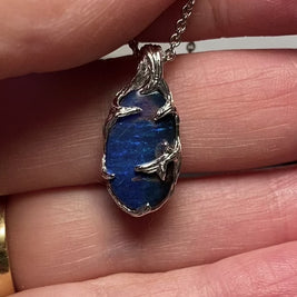 Vedhæng med ægte solid boulder opal fra Australien indfattet i sterling sølv.