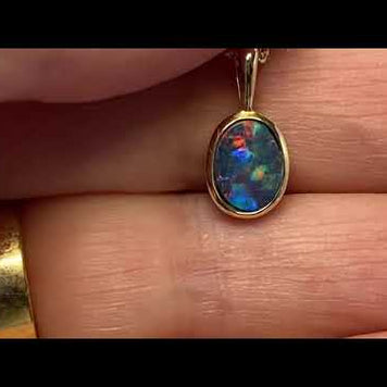 Vedhæng med en ægte doublet opal fra Australien indfattet i 14 karat guld.