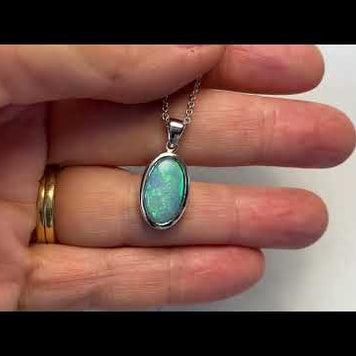 Vedhæng med en ægte solid crystal opal fra Australien indfattet i blankt sterling sølv. Opalen vejer 1,89 ct.