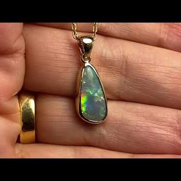 Vedhæng med en ægte solid opal fra vores mine i Lightning Ridge, Australien indfattet i 14 karat guld. Opalen er 2,26 ct, og bodytone er N6.