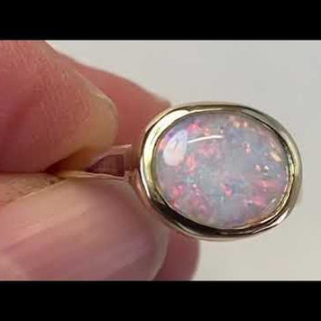 Ring med en ægte solid crystal opal fra Australien indfattet i 14 karat guld.