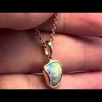 Vedhæng med en ægte solid krystal opal fra Australien indfattet i 14 karat guld. Opalen er 0,80 ct.