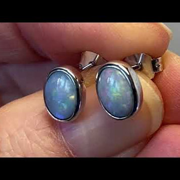 Opal ørestikkerne har ægte solide Australske krystal opaler indfattet i blankt sterling sølv.