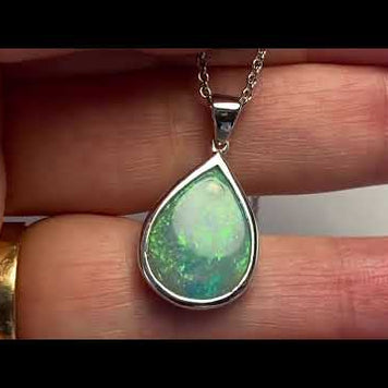Vedhæng med en ægte solid krystal opal fra Australien indfattet i sterling sølv. Opalen vejer 3,32 ct.