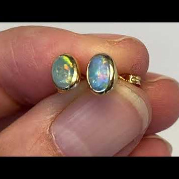 Ørestikker med ægte solide crystal opaler fra Australien indfattet i 14 karat guld.