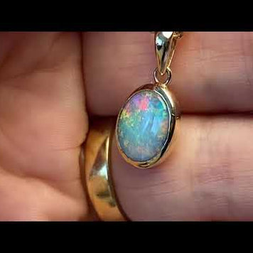 Vedhæng med en ægte solid crystal opal fra Australien indfattet i 14 karat guld. Opalen vejer 1,17 ct.