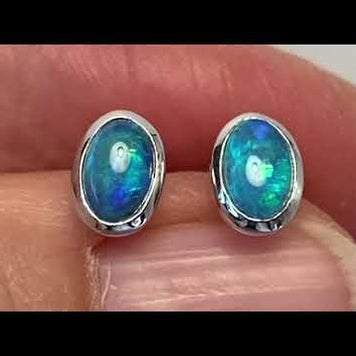 Opal ørestikkerne har ægte solide Australske crystal opaler indfattet i blankt sterling sølv.