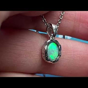 Vedhæng med en ægte solid krystal opal fra Australien indfattet i et rustikt vedhæng med organiske former i sterling sølv.