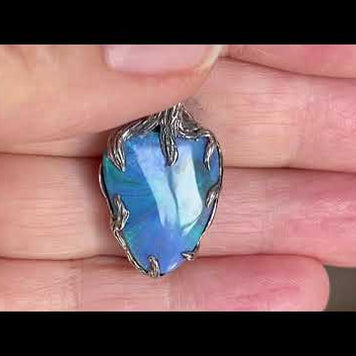 Ægte solid opal fra vores egen mine i Lightning Ridge, Australien. Opalen er indfattet i rustikt sterling sølv. De krogede rustikke grene af sterling sølv holder opalen på plads.
