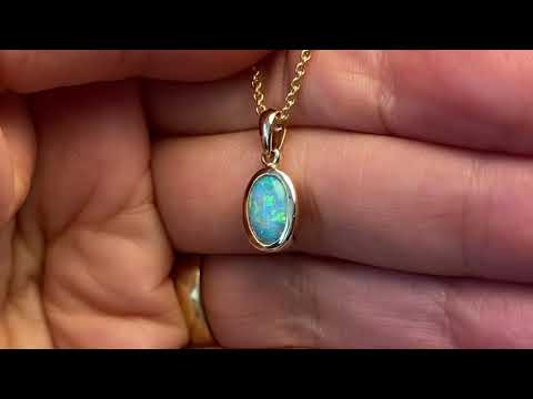 Vedhæng med en ægte solid krystal opal fra Australien indfattet i 14 karat guld.
