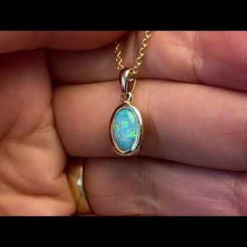 Vedhæng med en ægte solid krystal opal fra Australien indfattet i 14 karat guld.