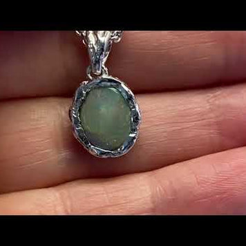 Vedhæng med en ægte solid krystal opal fra Australien indfattet i et rustikt vedhæng med organiske former i sterling sølv.
