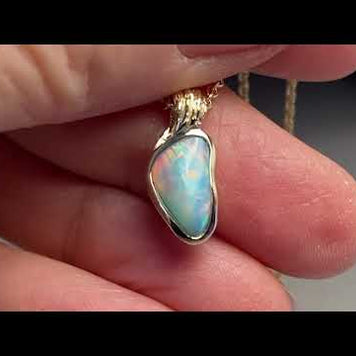 Vedhæng med en ægte solid krystal opal fra Australien indfattet i 14 karat guld.