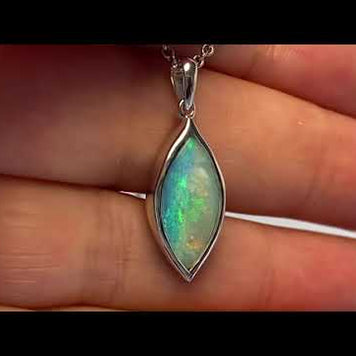 Vedhæng med en ægte solid krystal opal fra Australien indfattet i blankt sterling sølv.