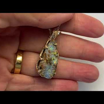 Ægte solid boulder opal fra Australien indfattet i 14 karat rustikt guld. De krogede rustikke grene af 14 karat guld holder opalen på plads. 0,05 ct diamanter.