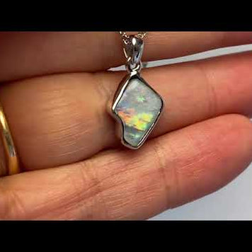 Vedhæng med en ægte solid krystal opal fra Australien indfattet i blankt sterling sølv.
