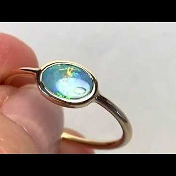 Ring med en ægte solid crystal opal fra Australien indfattet i 14 karat guld.