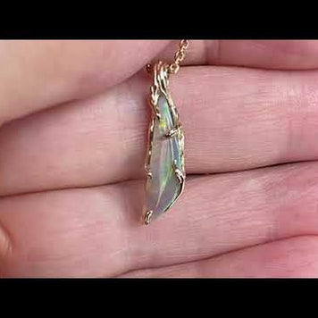 Vedhæng med en ægte solid crystal opal fra vores egen mine i Lightning Ridge, Australien. Indfattet i 14 karat rustikt guld. De krogede rustikke grene af 14 karat guld holder opalen på plads. Opalen vejer 1,12 ct.