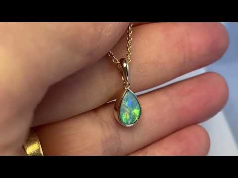 Vedhæng med en ægte solid krystal opal fra Australien indfattet i 14 karat guld.