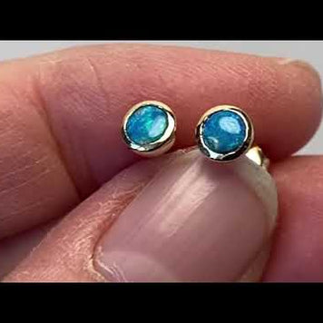 Opal ørestikkerne har ægte solide Australske krystal opaler indfattet i 14 karat guld.