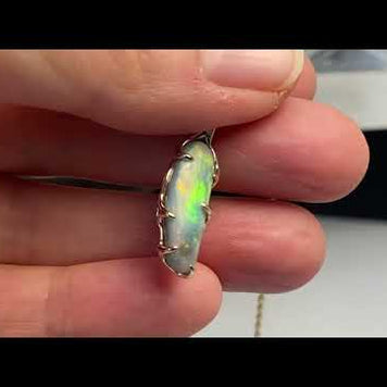 Vedhæng med en ægte solid krystal opal fra vores mine i Lightning Ridge, Australien indfattet i 14 karat guld. Opalen er 2,98 ct, og bodytone er N5.