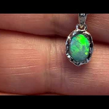 Vedhæng med en ægte solid crystal opal fra Australien indfattet i et rustikt vedhæng med organiske former i sterling sølv.