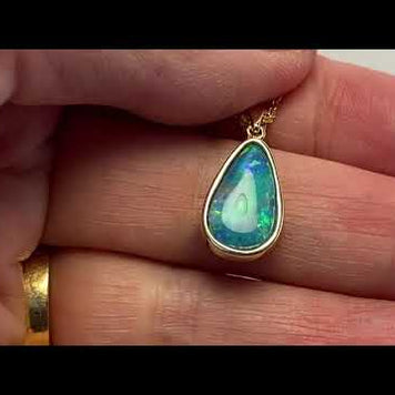 Vedhæng med en ægte solid krystal opal fra Australien indfattet i 14 karat guld. Opalen vejer 1,23 ct.