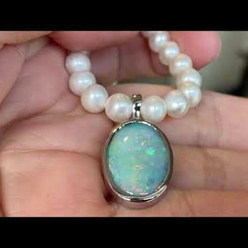 Vedhæng med en ægte solid crystal opal fra Australien, indfattet i sterling guld. Vedhænget er lavet som en clips, da den er beregnet til at clipse på en perlekæde. Opalen vejer 4,14 ct.