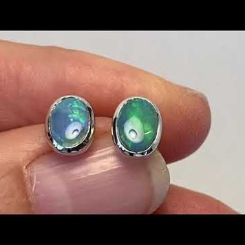 Opal ørestikkerne har ægte solide Australske crystal opaler indfattet i blankt sterling sølv.
